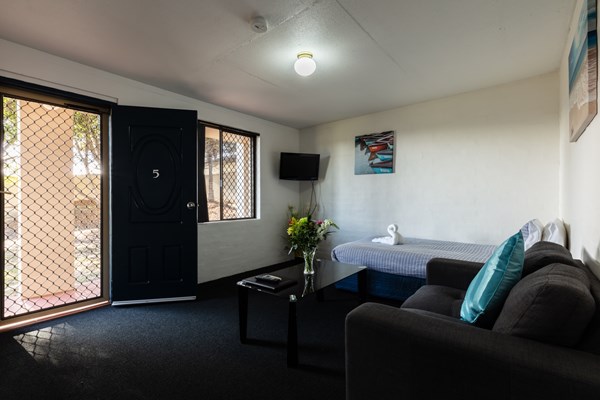 Sails Hotel Geraldton - Lounge room Sleeps 3