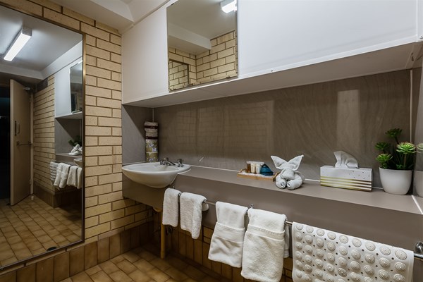 Sails Hotel Geraldton - Studio bathroom