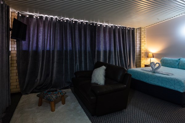 Sails Hotel Geraldton - Bedroom in Studio