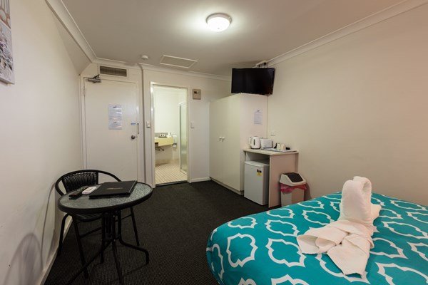 Sails Hotel Geraldton - one bed en-suite room