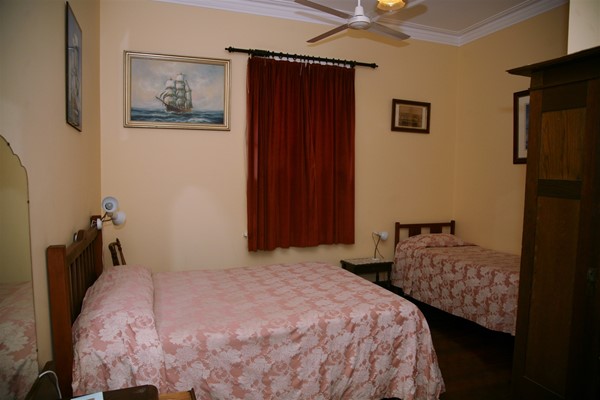 Champion Bay B&B - Ensuite room with queen and single beds